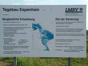 Diese Tafel am Aussichtspunkt vermittelt die wichtigsten Daten zum Espenhainer Tagebau.